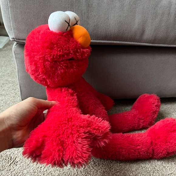Kaws x uniqulo Elmo plush - Picture 7 of 7